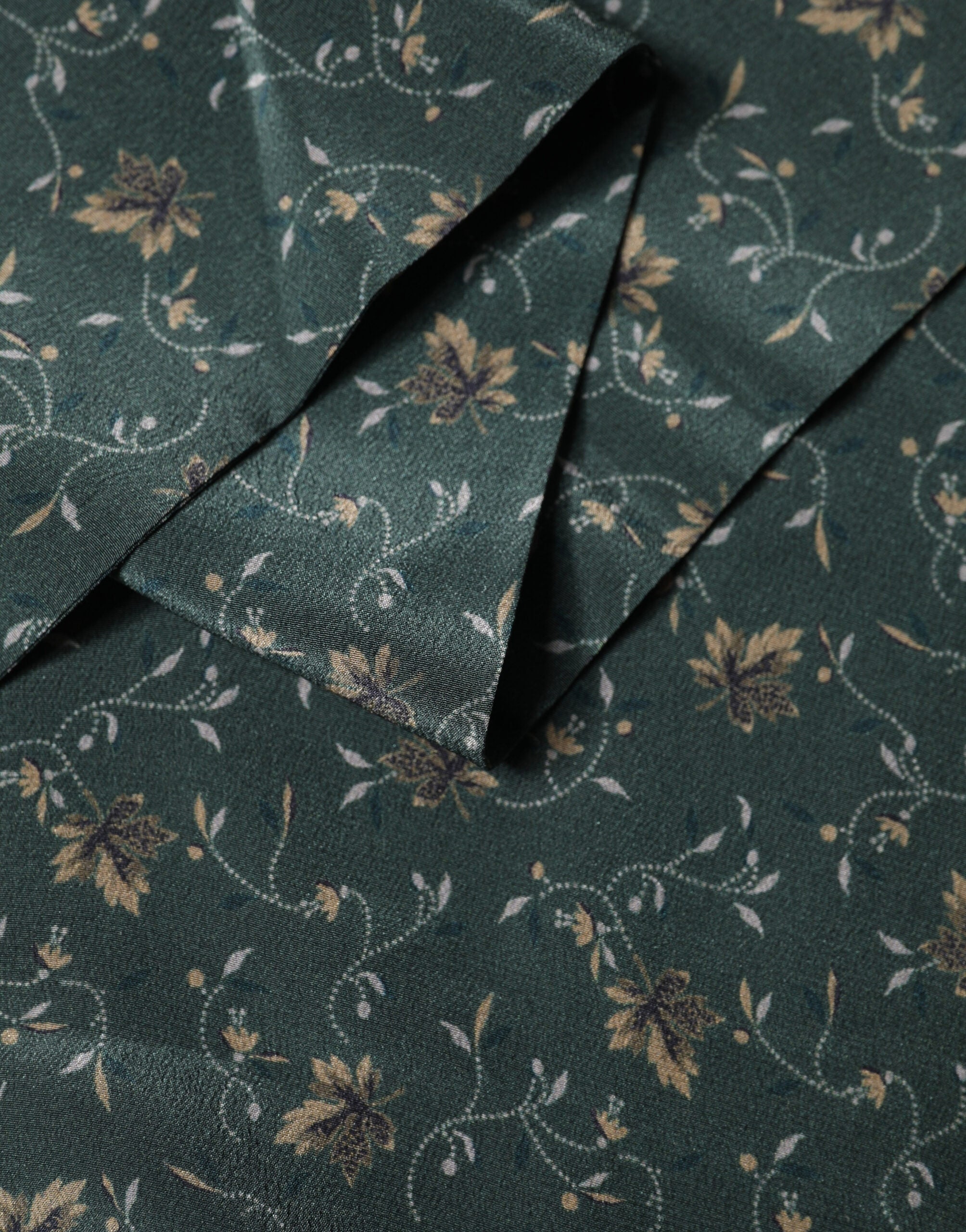 Green Silk Floral Pattern Fringed 135cm X 16cm Scarf